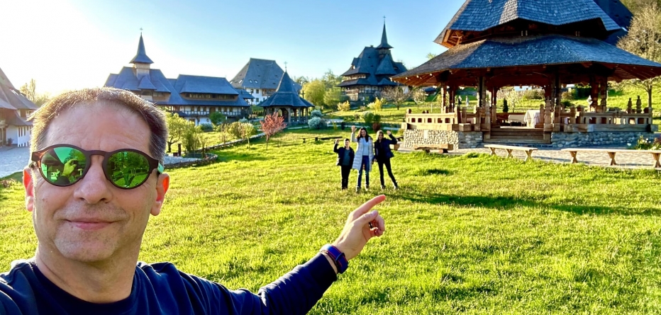 În minivacanța de acum: Dan Negru, fascinat de bisericile și peisajele din ținutul Maramureșului! Despre bucuria vacanțelor, cum învățăm fericirea!
