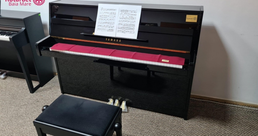 Elevii Şcolii Populare de Artă Baia Mare au pianină nouă