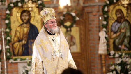 PS Părinte Iustin: „Lumina din Noaptea Învierii se revarsă, mângâietor și vindecător, peste sufletul, inima, mintea și conștiința noastră, ca un dar venit de Sus să lumineze întunericul acestei lumi”