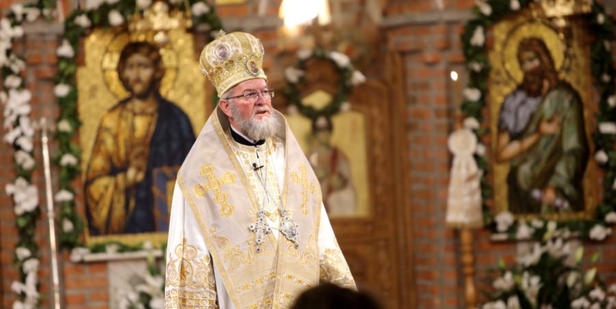 PS Părinte Iustin: „Lumina din Noaptea Învierii se revarsă, mângâietor și vindecător, peste sufletul, inima, mintea și conștiința noastră, ca un dar venit de Sus să lumineze întunericul acestei lumi”