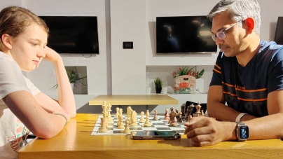 Elita națională de tineret: Sara Șunea, campioana șahului maramureșean, în pregătire la cantonamentul special, al unui maestru de valoare mondială!
