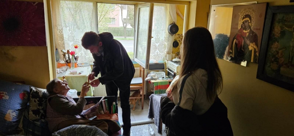 Sfântul Ierarh Iosif Mărturisitorul: Micii creștini băimăreni își continuă cu dăruire mare activitatea esențială! Au dus bunicilor în dar fericire!