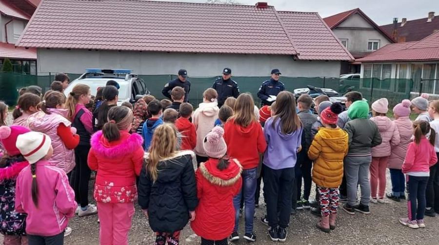 Activități preventive desfășurate de jandarmii montani printre elevi