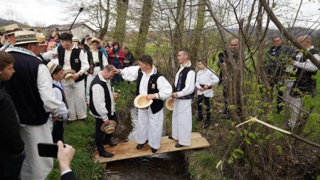 Superbă tradiție cu origine agrară în Maramureș: Obiceiul vestit al Udătoriului de marea sărbătoare a revenit acum cu program artistic la Șurdești!