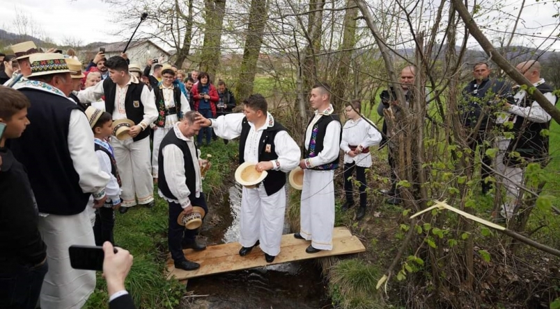 Superbă tradiție cu origine agrară în Maramureș: Obiceiul vestit al Udătoriului de marea sărbătoare a revenit acum cu program artistic la Șurdești!