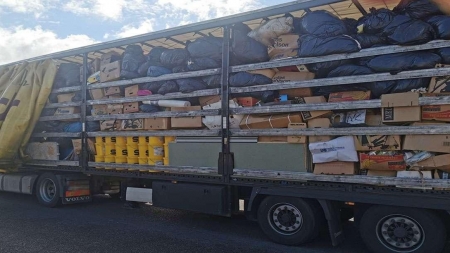 TIR încărcat cu aproximativ 10 tone de deșeuri, oprit la Petea; Articolele second-hand trebuiau să ajungă în Maramureș