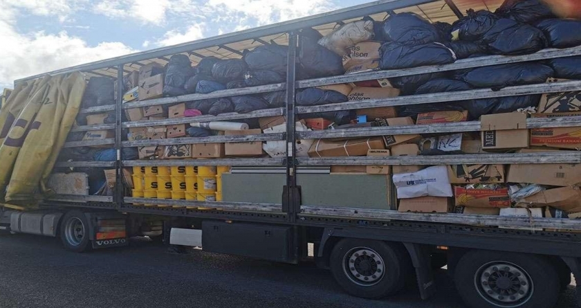 TIR încărcat cu aproximativ 10 tone de deșeuri, oprit la Petea; Articolele second-hand trebuiau să ajungă în Maramureș