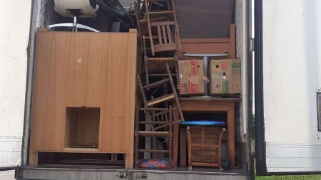 Aproape 10 tone de mobilier și haine uzate au fost oprite la intrarea în ţară; Trebuiau să ajungă în Maramureș