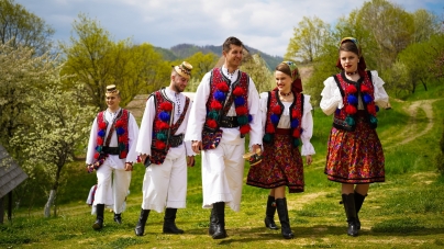 „Lada de Zestre”: Ansamblul Folcloric Național „Transilvania” organizează o expoziție de costume tradiționale