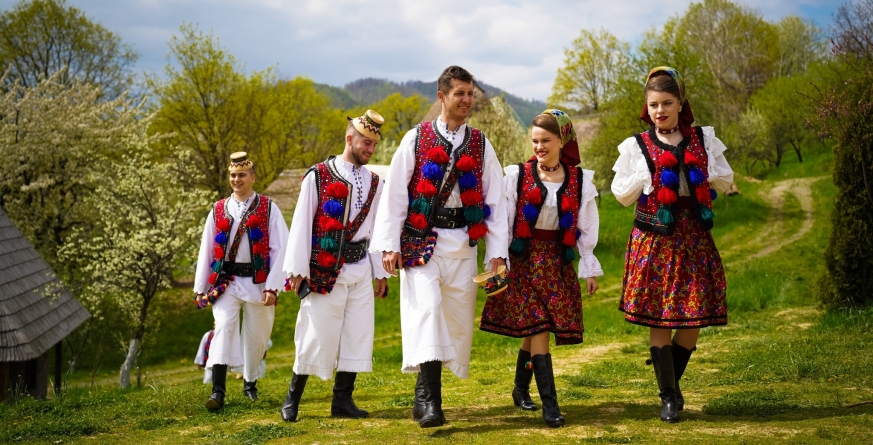 „Lada de Zestre”: Ansamblul Folcloric Național „Transilvania” organizează o expoziție de costume tradiționale