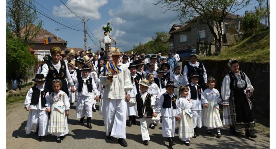 Sunteți invitați la vernisajul expoziţiei de artă fotografică „România în straie tradiţionale”