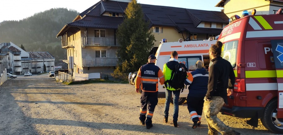 Salvamont Borșa a intervenit în Munții Rodnei pentru a salva un turist polonez care a alunecat 30 de metri pe zăpadă