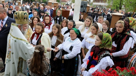 Sfânta Liturghie arhierească în Tulghieș; PS Iustin a sfințit noua capelă de cimitir și clopotele achiziționate recent