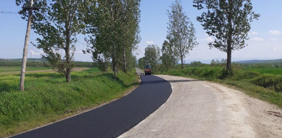 Se lucrează pe drumurile județene din Maramureș