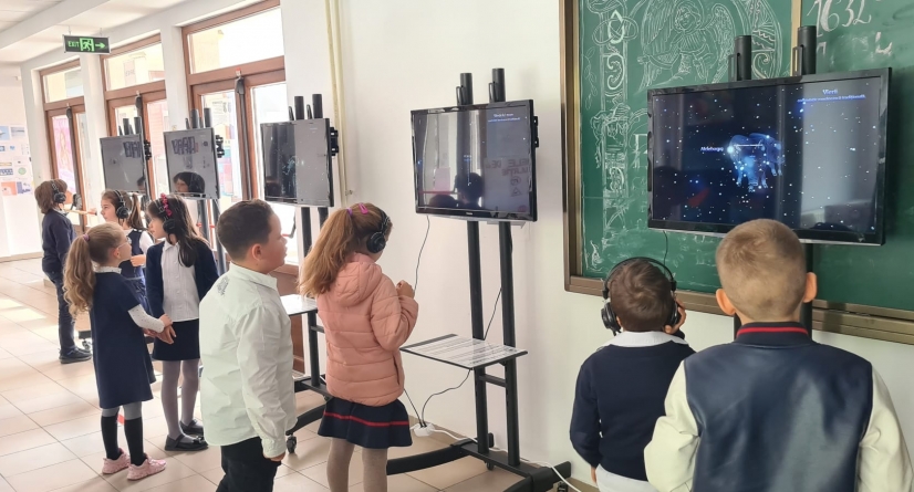 Planetariul Baia Mare: Expoziția ”Constelații Românești Tradiționale” a ajuns la o școală din Pitești