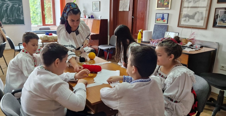 O nouă șezătoare la Școala Populară de Artă din Baia Mare; Meșterul popular Dana Dobrai s-a aflat în mijlocul elevilor