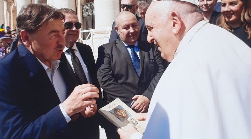 O carte scrisă de poetul țăran Ioan Dunca din Budești a ajuns la Papa Francisc