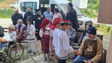 Bucurie pentru bunici: Elevi de la Liceul „G. Moisil” din Târgu Lăpuș le-au făcut o vizită vârstnicilor de la Centrul „Bunul Samarinean” din Coroieni