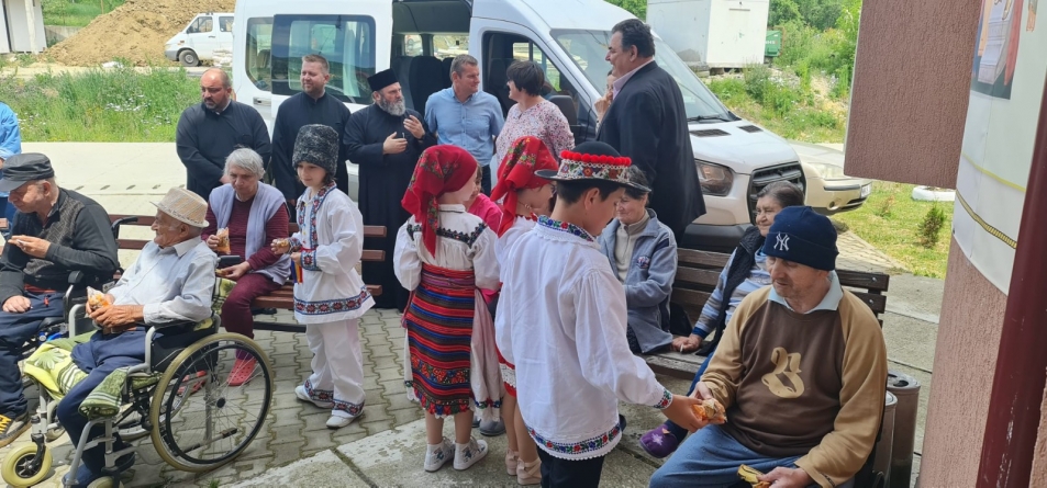 Bucurie pentru bunici: Elevi de la Liceul „G. Moisil” din Târgu Lăpuș le-au făcut o vizită vârstnicilor de la Centrul „Bunul Samarinean” din Coroieni