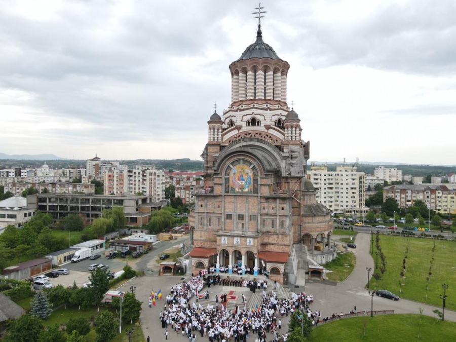Peste 2.000 de elevi, profesori, primari și oameni de cultură s-au reunit în curtea Catedralei Episcopale în cadrul Proiectului „Maramureș, Țara Voievozilor, Eroilor și Sfinților”