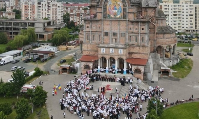 Peste 2.000 de elevi, profesori, primari și oameni de cultură s-au reunit în curtea Catedralei Episcopale în cadrul Proiectului „Maramureș, Țara Voievozilor, Eroilor și Sfinților”