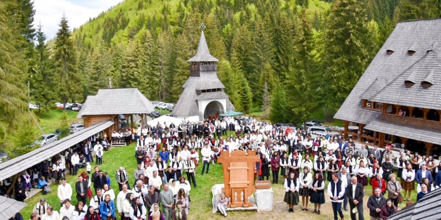 Un lăcaș de cult din inima Maramureșului: Roșia, Mănăstirea Budești, situată în centrul județului și care are ca și protectori pe Sfinții Împărați!