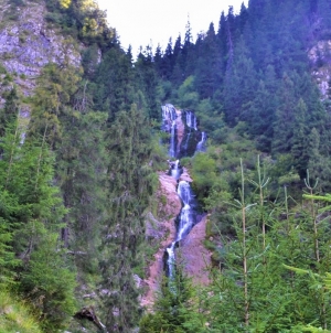 Cascada Cailor, cea mai înaltă cădere de apă din țară. Primăvara este cel mai bun moment pentru a o vizita