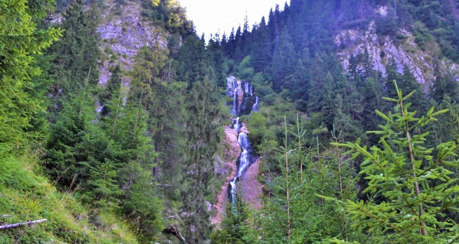 Cascada Cailor, cea mai înaltă cădere de apă din țară. Primăvara este cel mai bun moment pentru a o vizita
