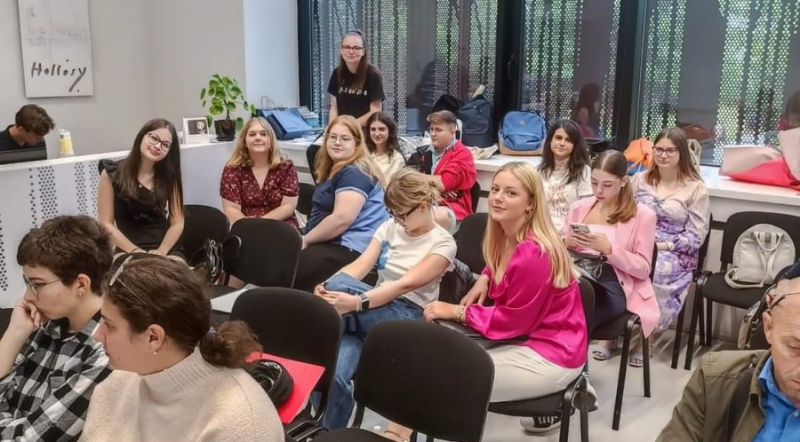 Colonia Pictorilor Baia Mare: 4 eleve artiste au obținut de la UAP premii speciale, la susținerea lucrărilor de atestare profesională din clasa 12!