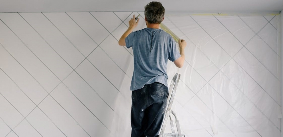 Cum să pregătești peretele înainte să aplici tencuieli decorative?