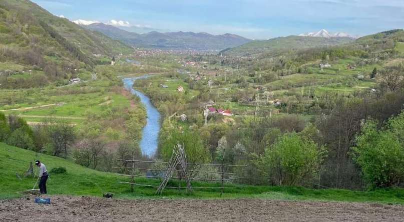 Fascinația vieții în ținutul arhaic al Maramureșului: O familie din Capitală, cu patru copii, a lăsat aglomerația, pentru meleagurile maramureșene!