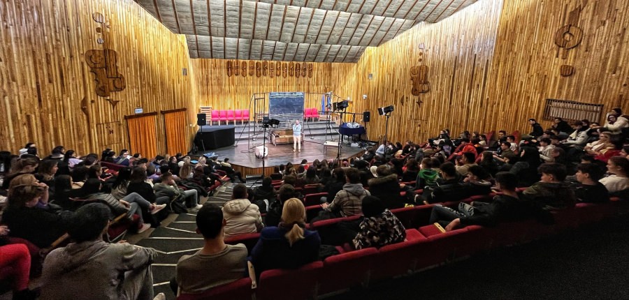 Un teatru care deschide ochii în Maramureș: Inițiativa educațională a avut un succes semnificativ! Impresiile pozitive venite din rândul tinerilor!