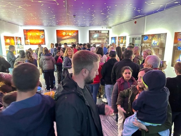 La Muzeul de Științe Astronomice Baia Mare: Sală arhiplină de persoane la activitățile educaționale, găzduite în „Noaptea Muzeelor”, de Planetariu!