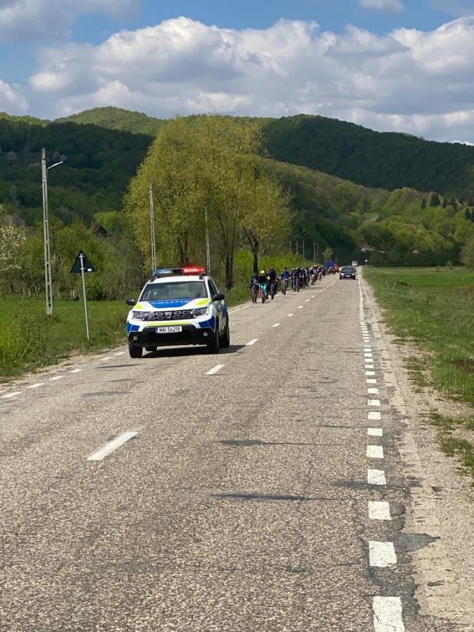Elevi ai Liceului “Petru Rareș” din Târgu Lăpuș au mers în excursie cu bicicletele însoțiți fiind de polițiști