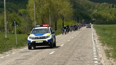 Elevi ai Liceului “Petru Rareș” din Târgu Lăpuș au mers în excursie cu bicicletele însoțiți fiind de polițiști