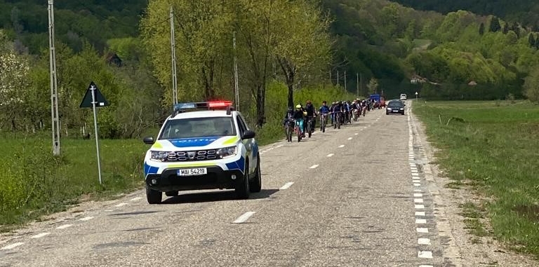 Elevi ai Liceului “Petru Rareș” din Târgu Lăpuș au mers în excursie cu bicicletele însoțiți fiind de polițiști