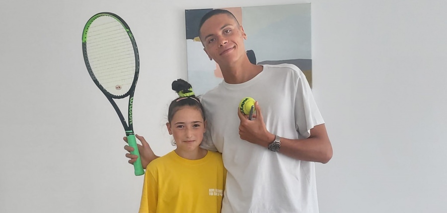 Marea speranță a tenisului: Sara Sitar, campioană a Maramureșului, s-a întâlnit cu marele campion, David Popovici! Sfatul dat de vedeta în natație!