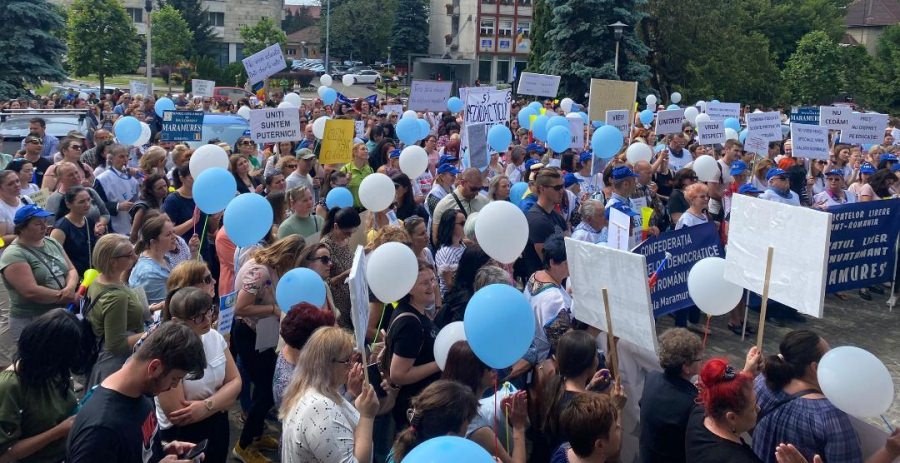 În Baia Mare: Aproximativ 1.500 de angajați din învățământul preuniversitar au protestat