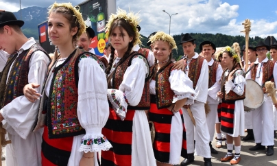 ”Nopți de Sânziene”: Scoateți din lada de zestre portul popular și alăturați-vă alaiului iubitorilor de tradițional la Borșa