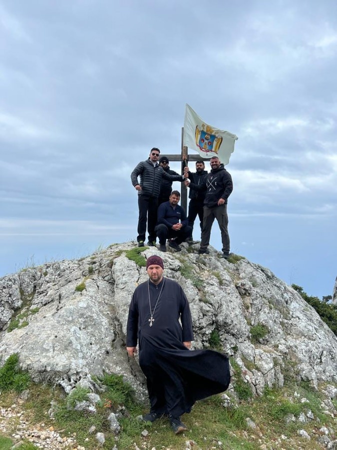 Steagul Episcopiei Ortodoxe Române a Maramureșului și Sătmarului a ajuns pe Vârful Athon din Sfântul Munte Athos