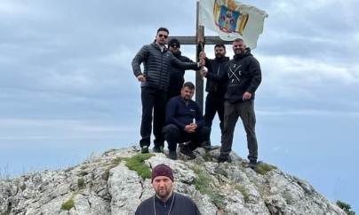 Steagul Episcopiei Ortodoxe Române a Maramureșului și Sătmarului a ajuns pe Vârful Athon din Sfântul Munte Athos