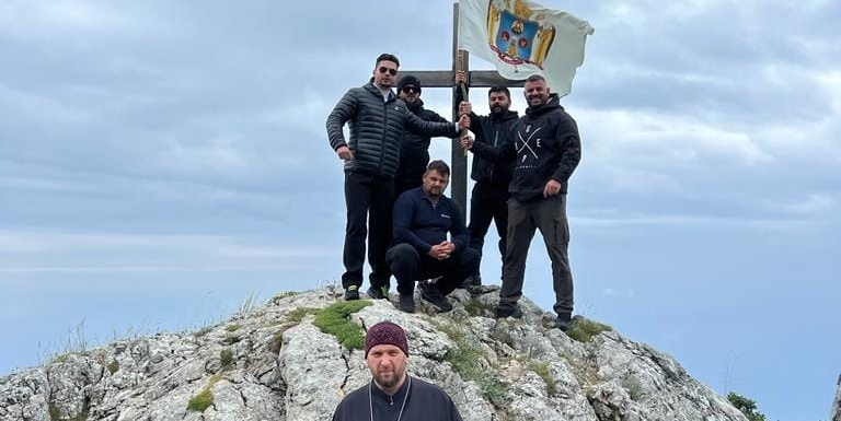 Steagul Episcopiei Ortodoxe Române a Maramureșului și Sătmarului a ajuns pe Vârful Athon din Sfântul Munte Athos