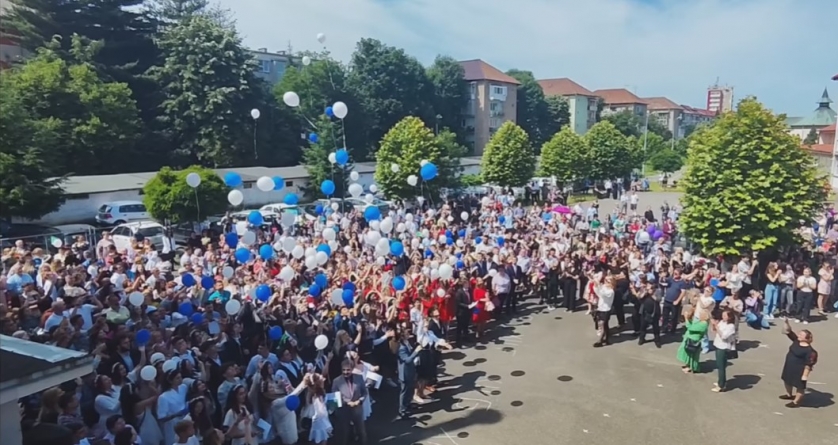 Emoții, lacrimi, bucurie: Clopoțelul sună pentru ultima dată în acest an școlar