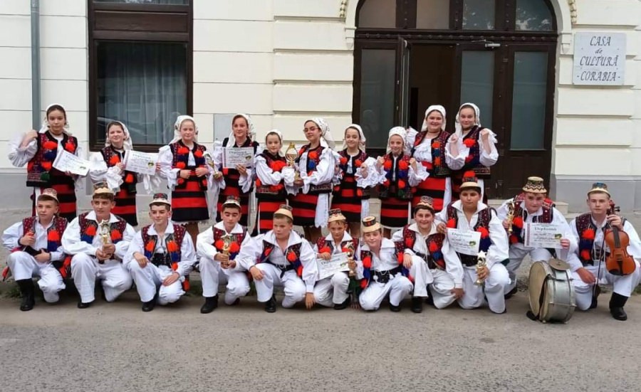 Ansamblul „Coconii Deseștiului” aduce în Maramureș trofeul Concursului de Folclor „Floare de tei”