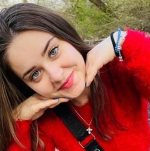 România Talentată: Tânăra Andrada Maria Grumaz, artistă din Maramureș, cover la o melodie specială, în Italia! Piesa „Flowers”, în colaborare cu DJ