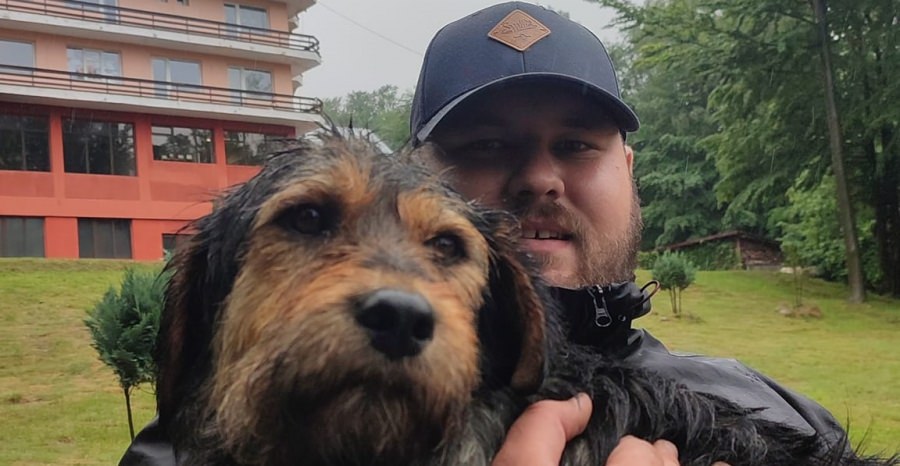Cățelul de la Mogoșa: Povestea unui blănos ajuns simbol al supraviețuirii în stațiunea turistică; Calea de la abandon la adopție, cum poți să ajuți