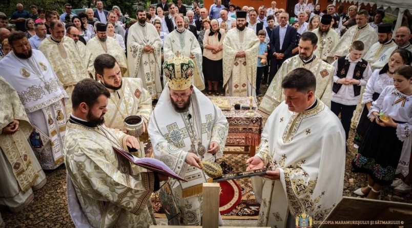 Sfințirea temeliei noii biserici, în Lăschia, Maramureș