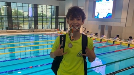 Vicecampion național la înot: Petru Ionescu, sportiv al clubului Flykick Team din Baia Mare, a obținut argintul acum, la categoria de vârstă 11 ani