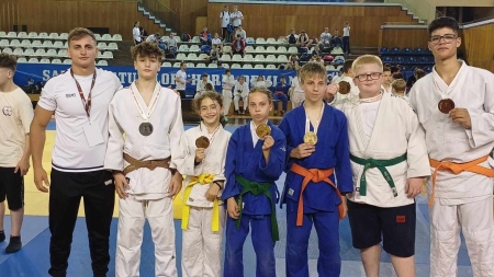 Copii talentați la Judo: 16 tineri sportivi din Marmureș au obținut noi reușite superbe, la două competiții; Iată lista câștigătorilor și medaliile