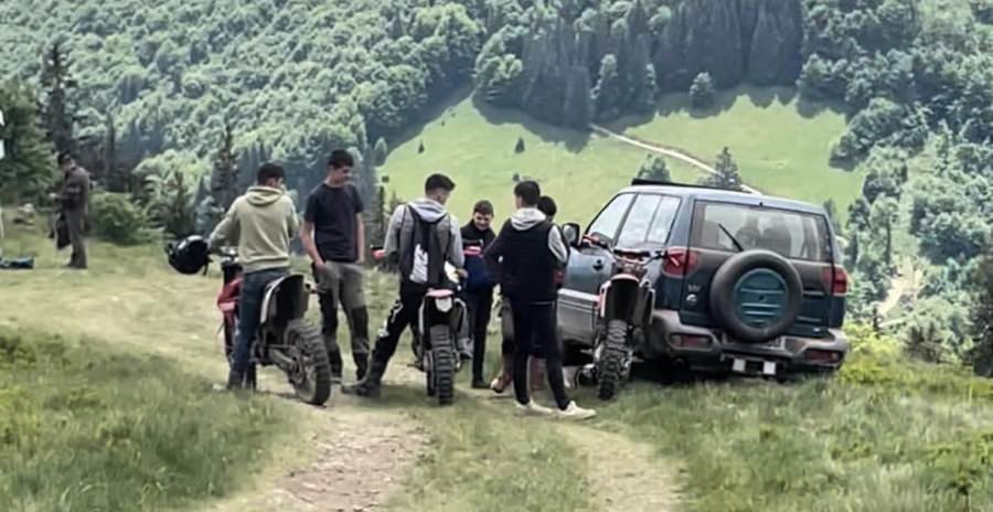 Un semnal foarte important despre o arie protejată maramureșeană: Off-road-ul năruie o adevărată frumusețe, Poiana de Narcise, în nordul județului!